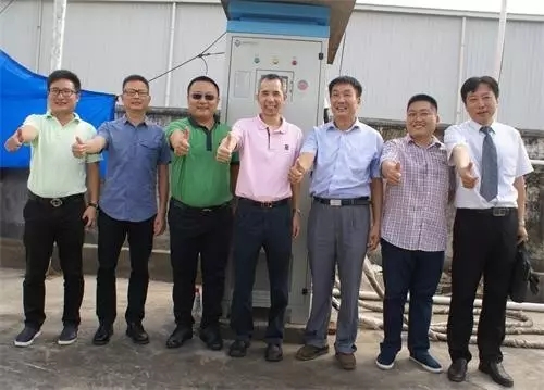 政府、公交公司、车企、充电桩厂家代表合影