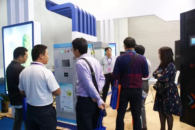 客户对永旺彩票电动汽车充电桩兴致盎然