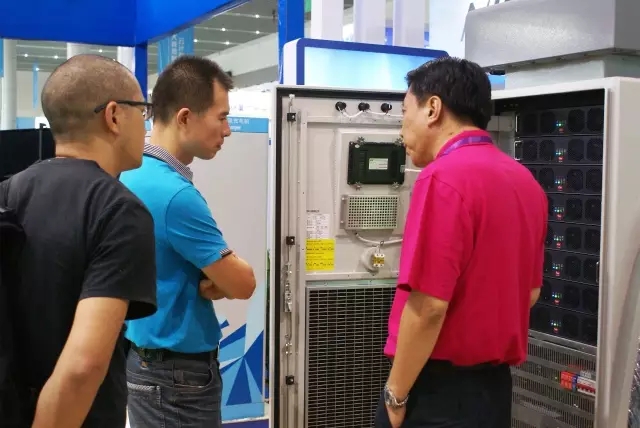 永旺彩票销售人员向客户介绍产品细节