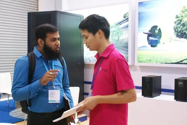 国外客户在永旺彩票展厅洽谈