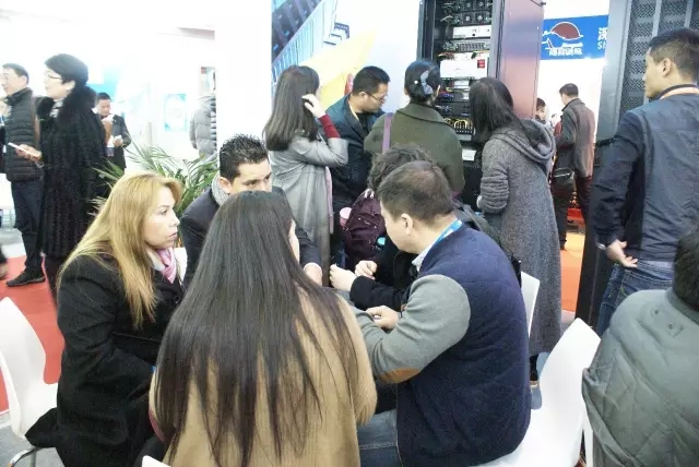 永旺彩票业务人员接待国外客户