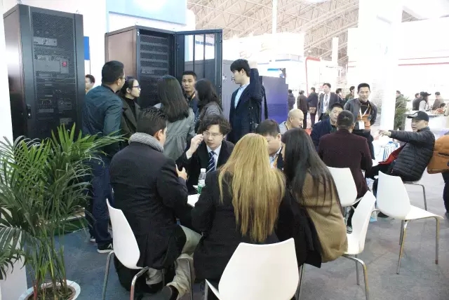 永旺彩票业务人员与客户洽谈