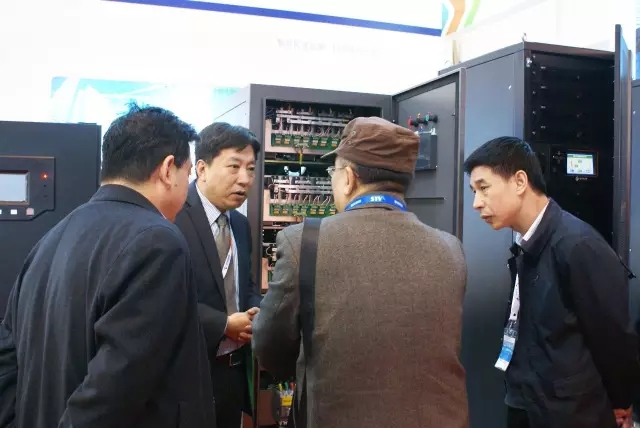 永旺彩票销售人员向客户介绍产品细节