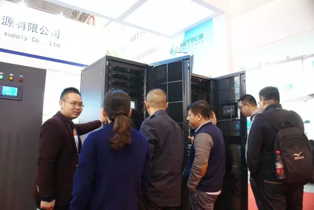 永旺彩票销售人员向客户介绍产品细节