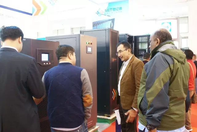 永旺彩票销售人员向客户介绍产品细节