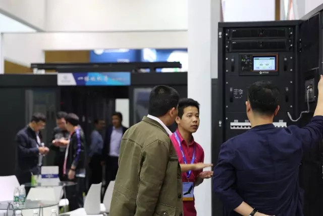 永旺彩票销售人员接待客户